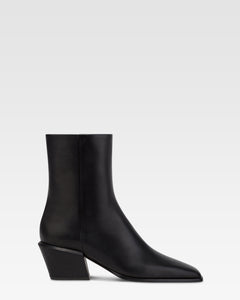 Ankle boots in black calf leather.