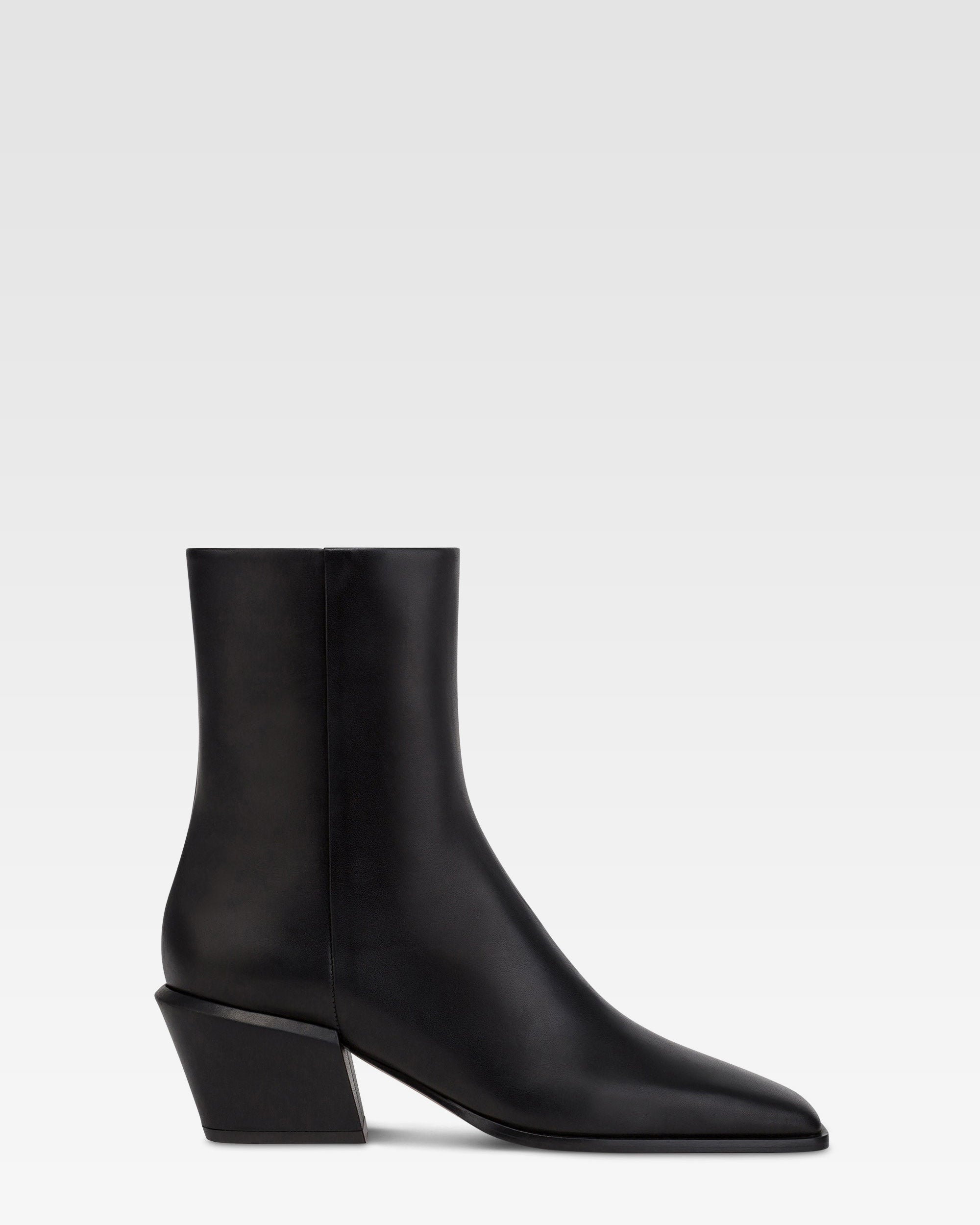 Ankle boots in black calf leather.