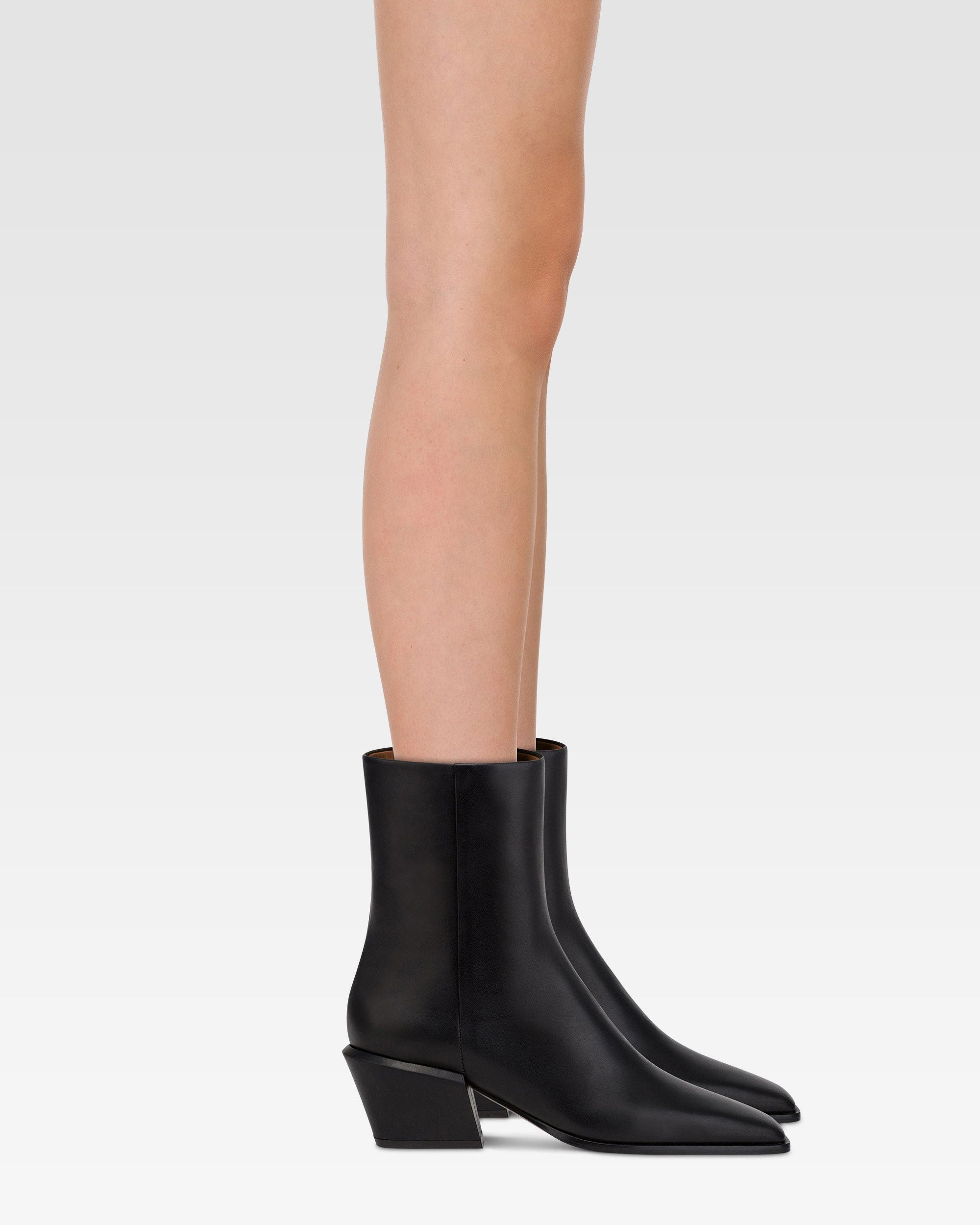 Ankle boots in black calf leather.