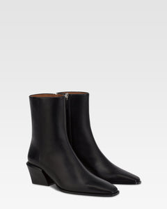 Ankle boots in black calf leather.