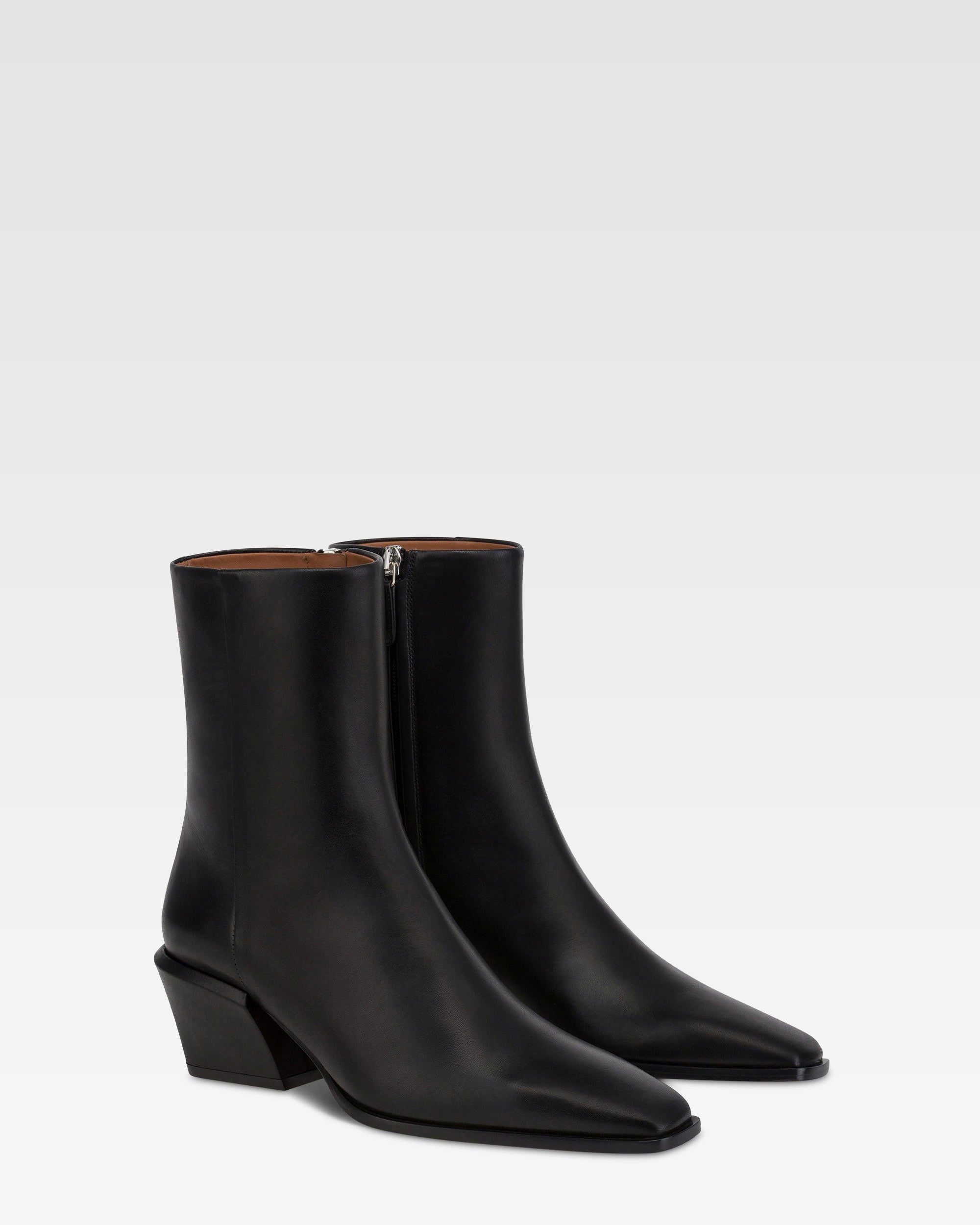 Ankle boots in black calf leather.