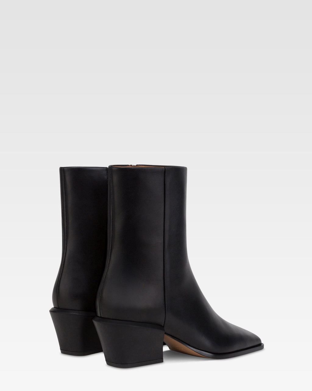 Ankle boots in black calf leather.