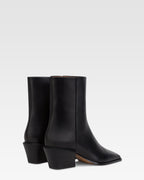 Ankle boots in black calf leather.