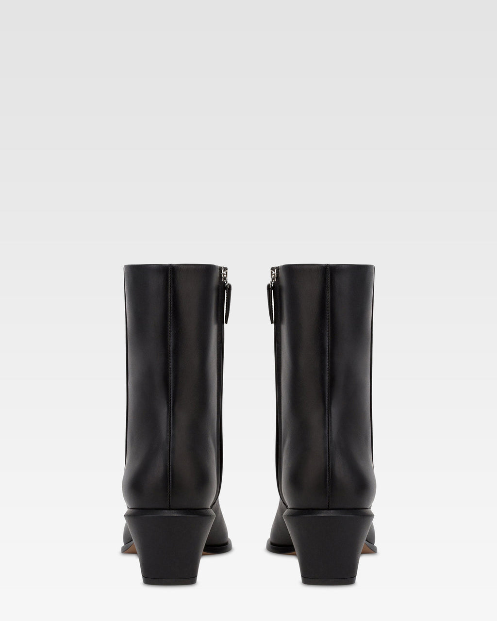 Ankle boots in black calf leather.