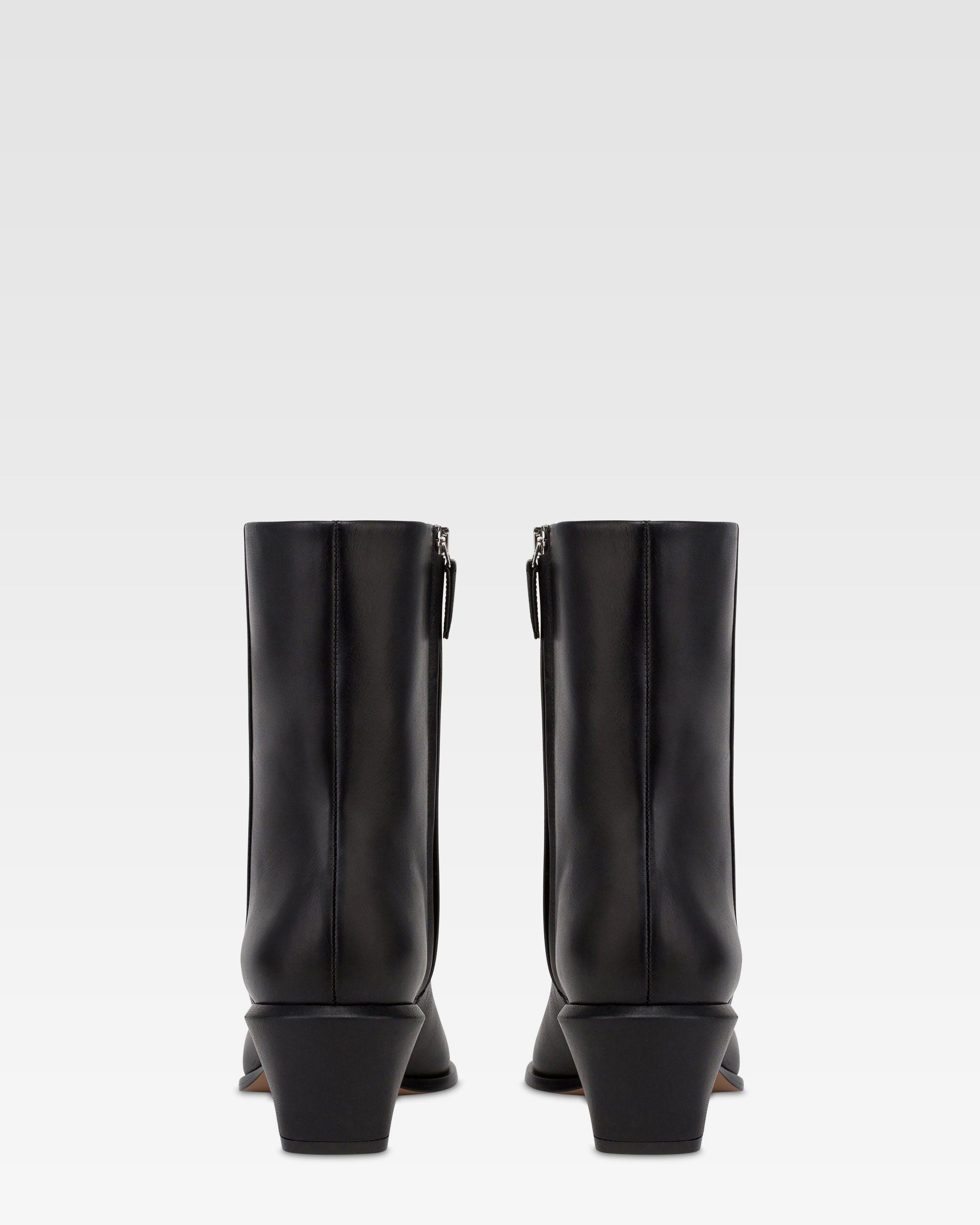 Ankle boots in black calf leather.