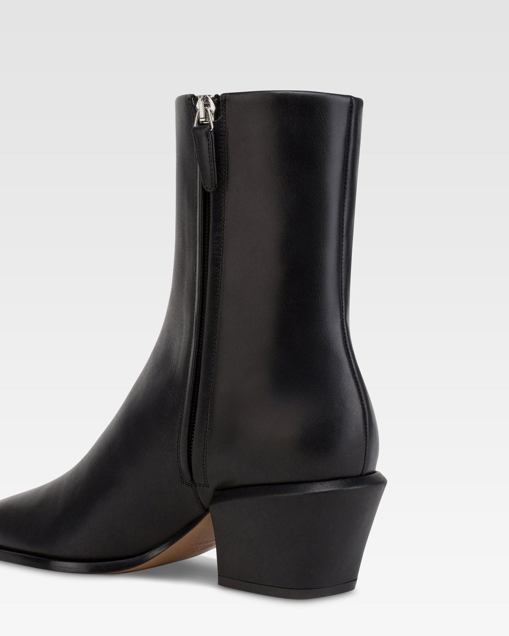 Ankle boots in black calf leather.