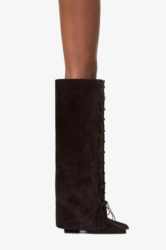 Botas <<fold-over>> de ante de becerro de color ebano.