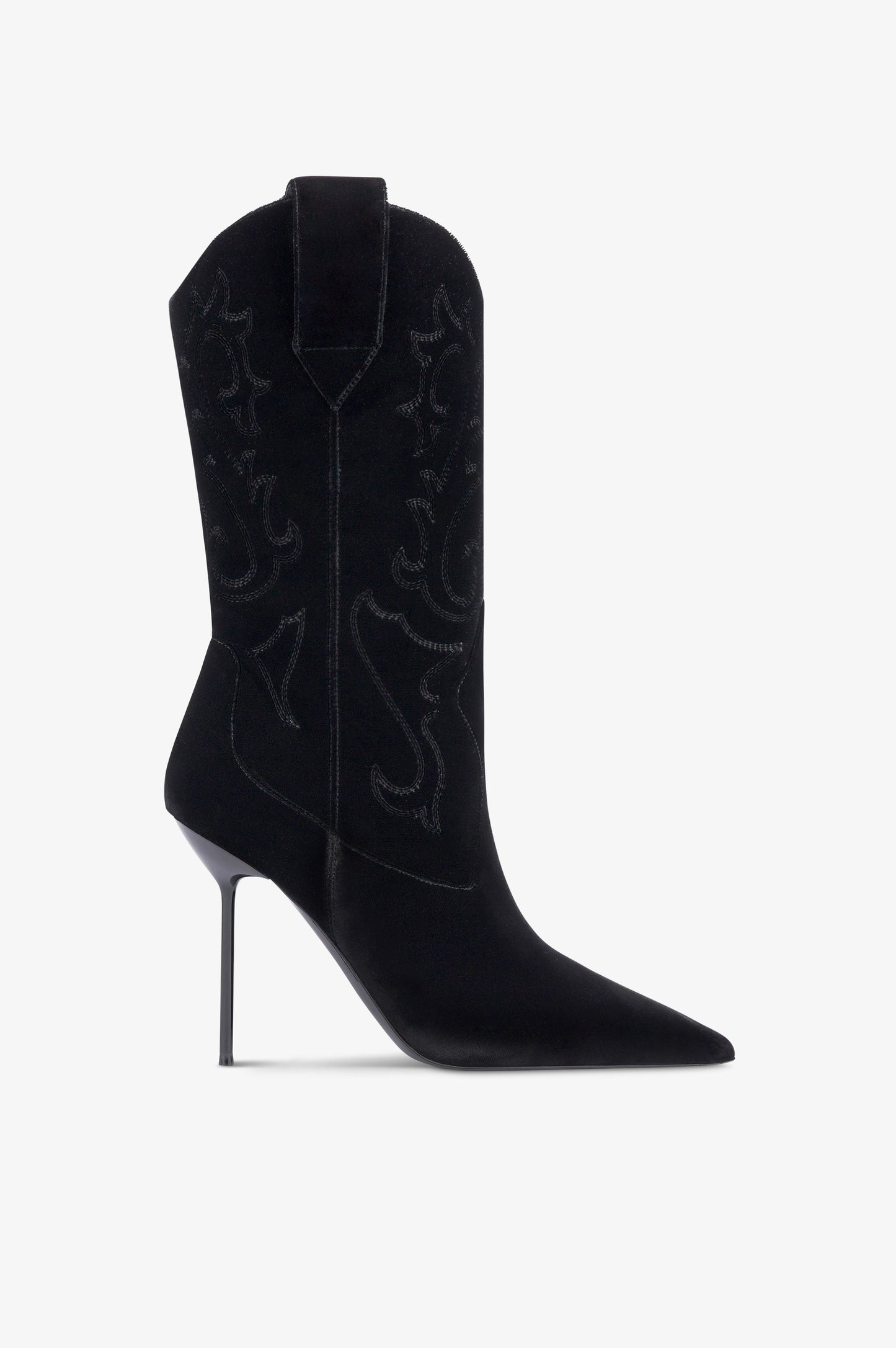Boots in black velvet.