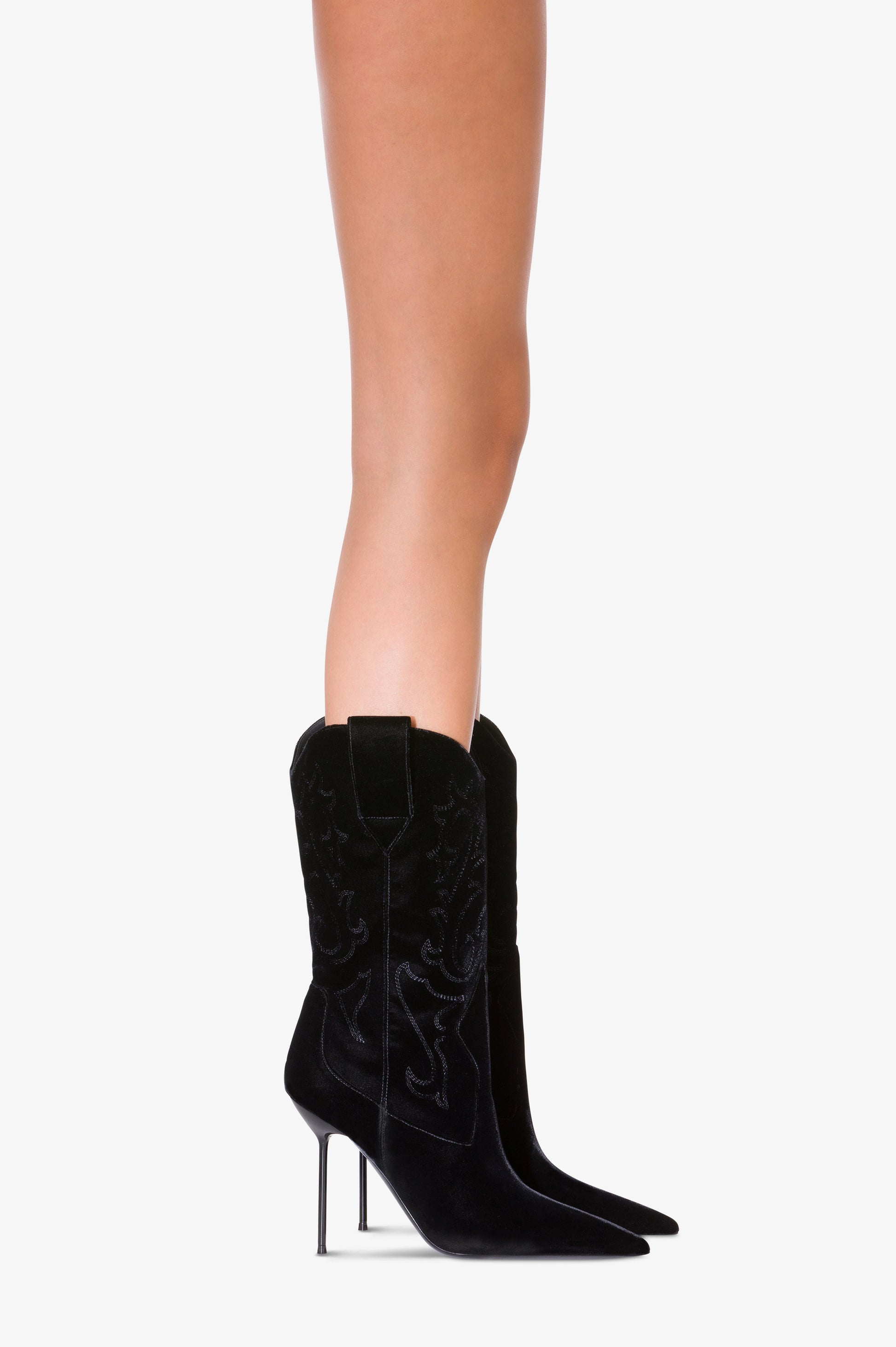 Boots in black velvet.