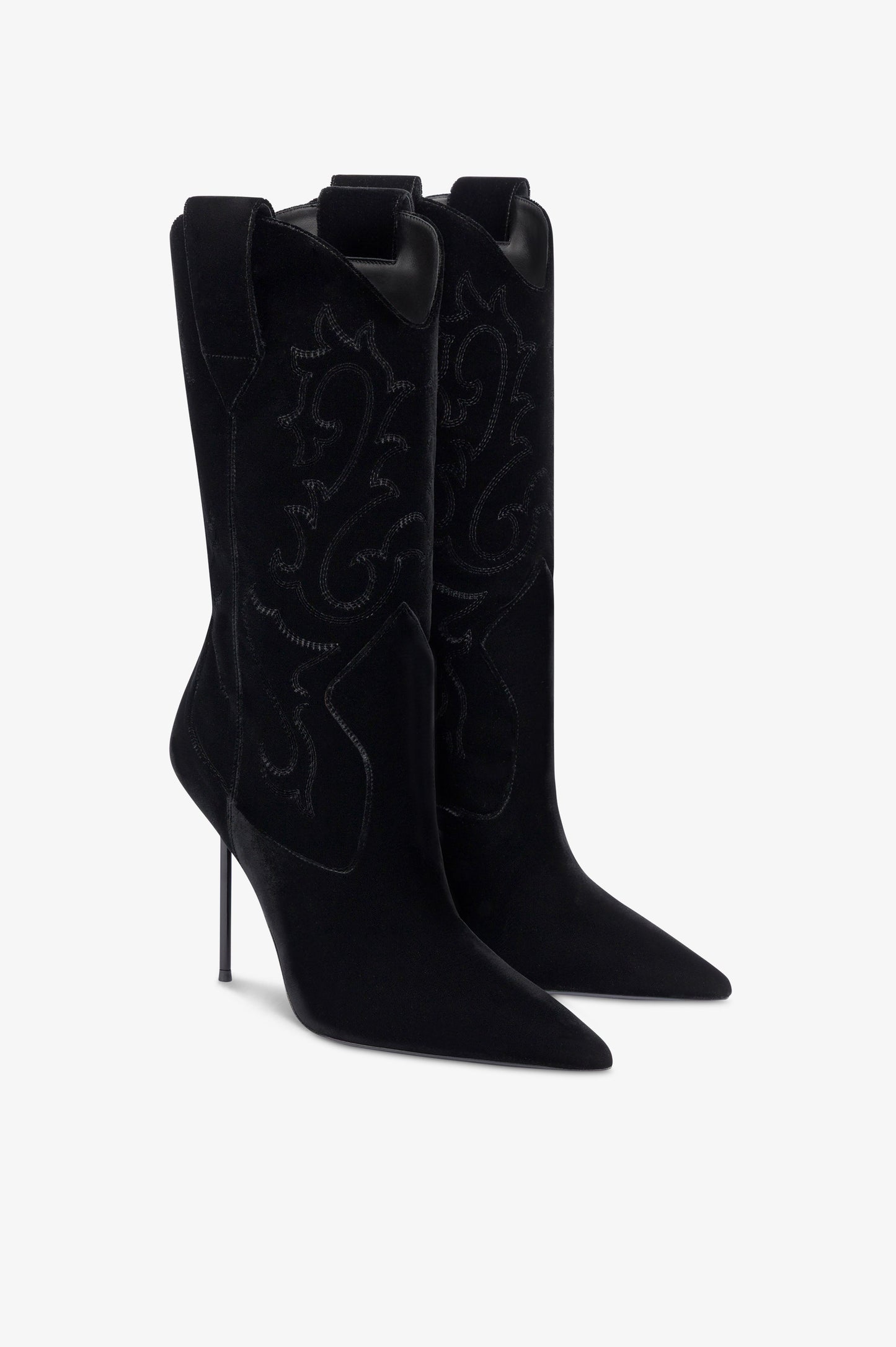 Boots in black velvet.