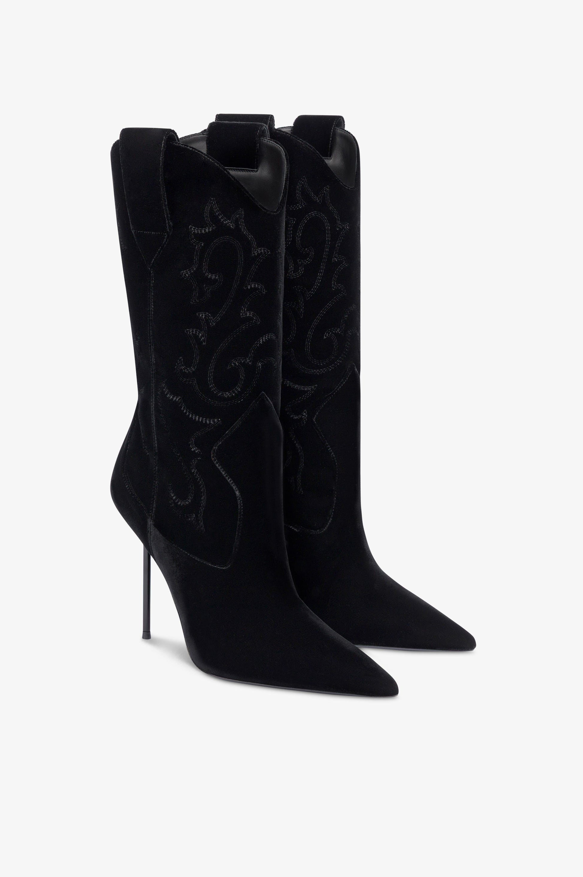 Boots in black velvet.