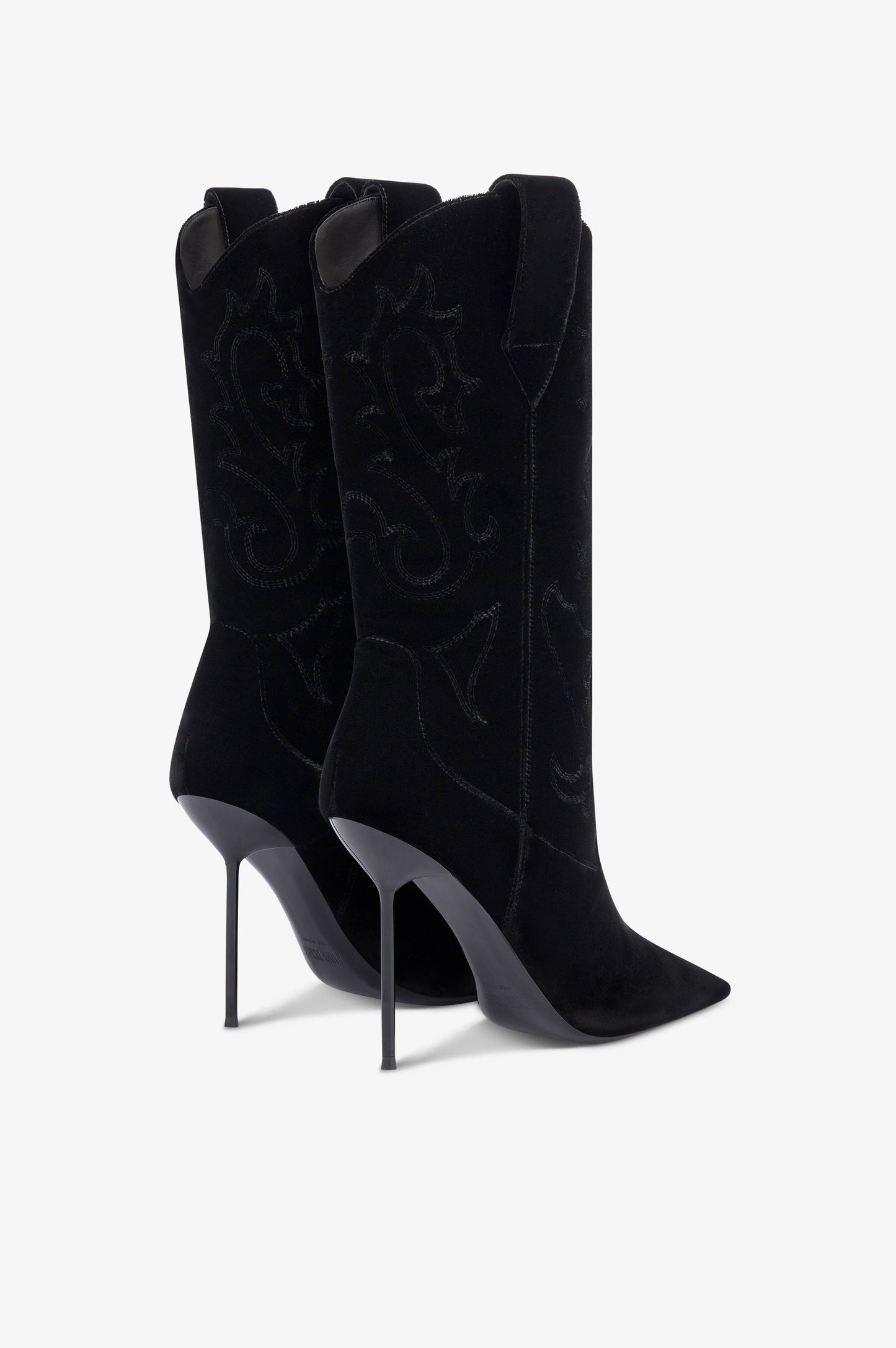 Boots in black velvet.