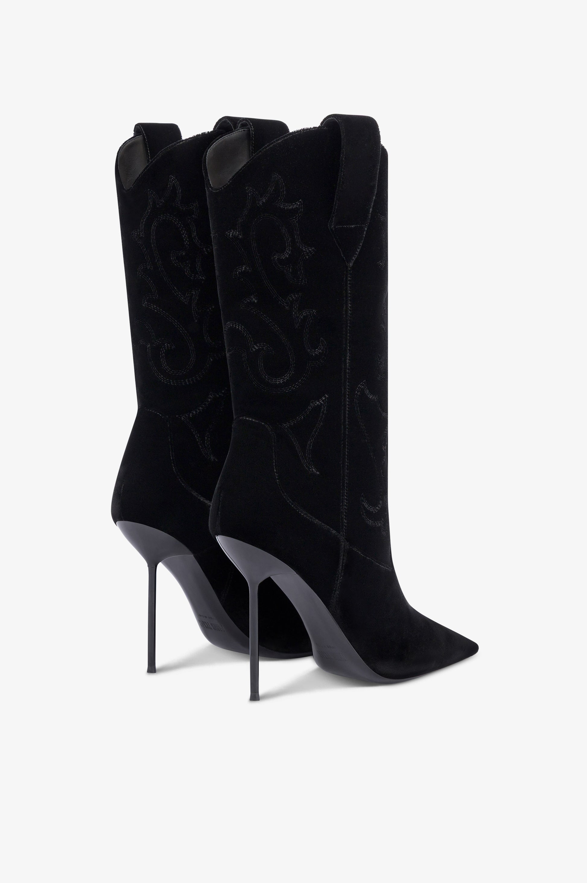 Boots in black velvet.