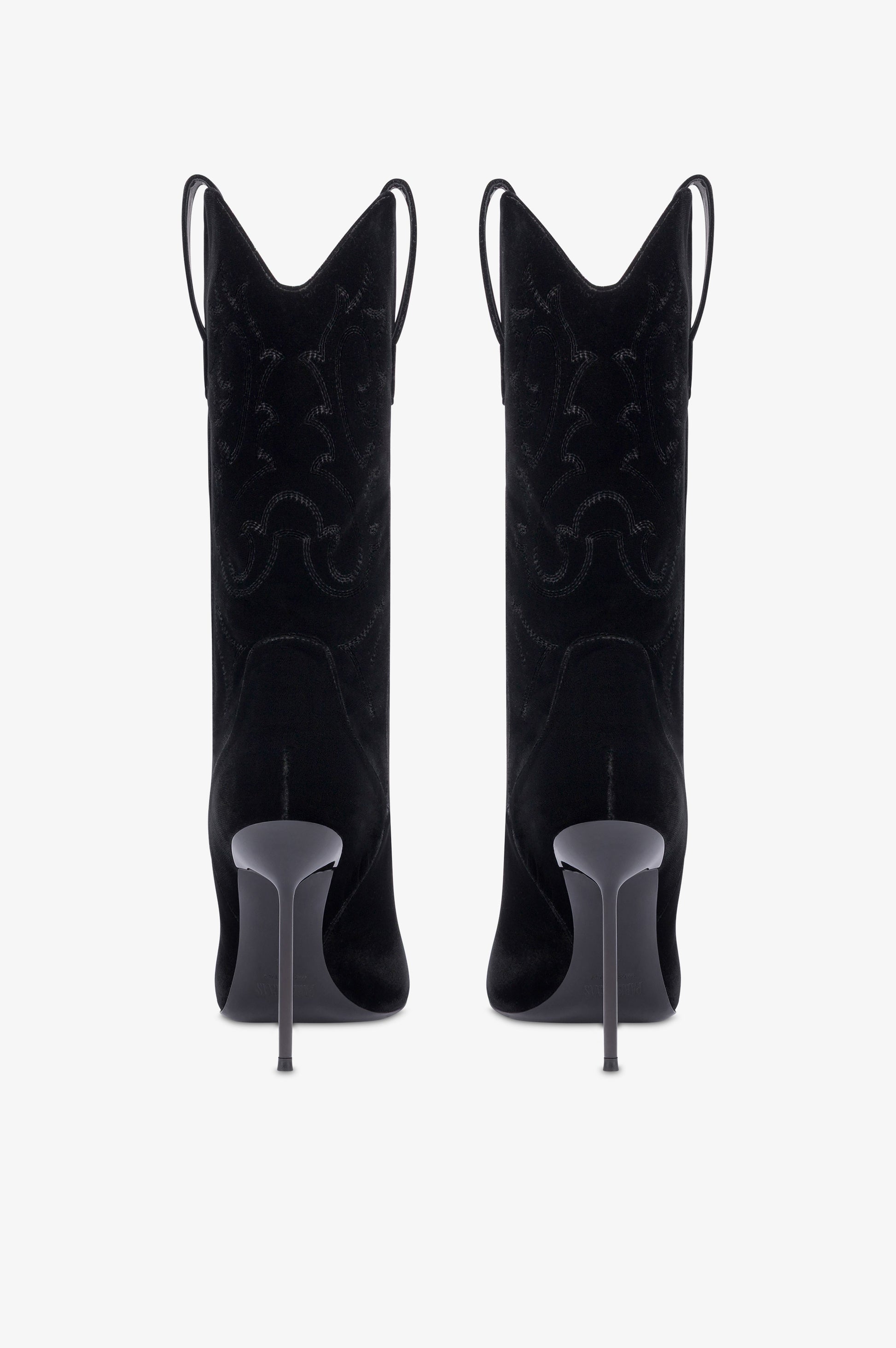 Boots in black velvet.