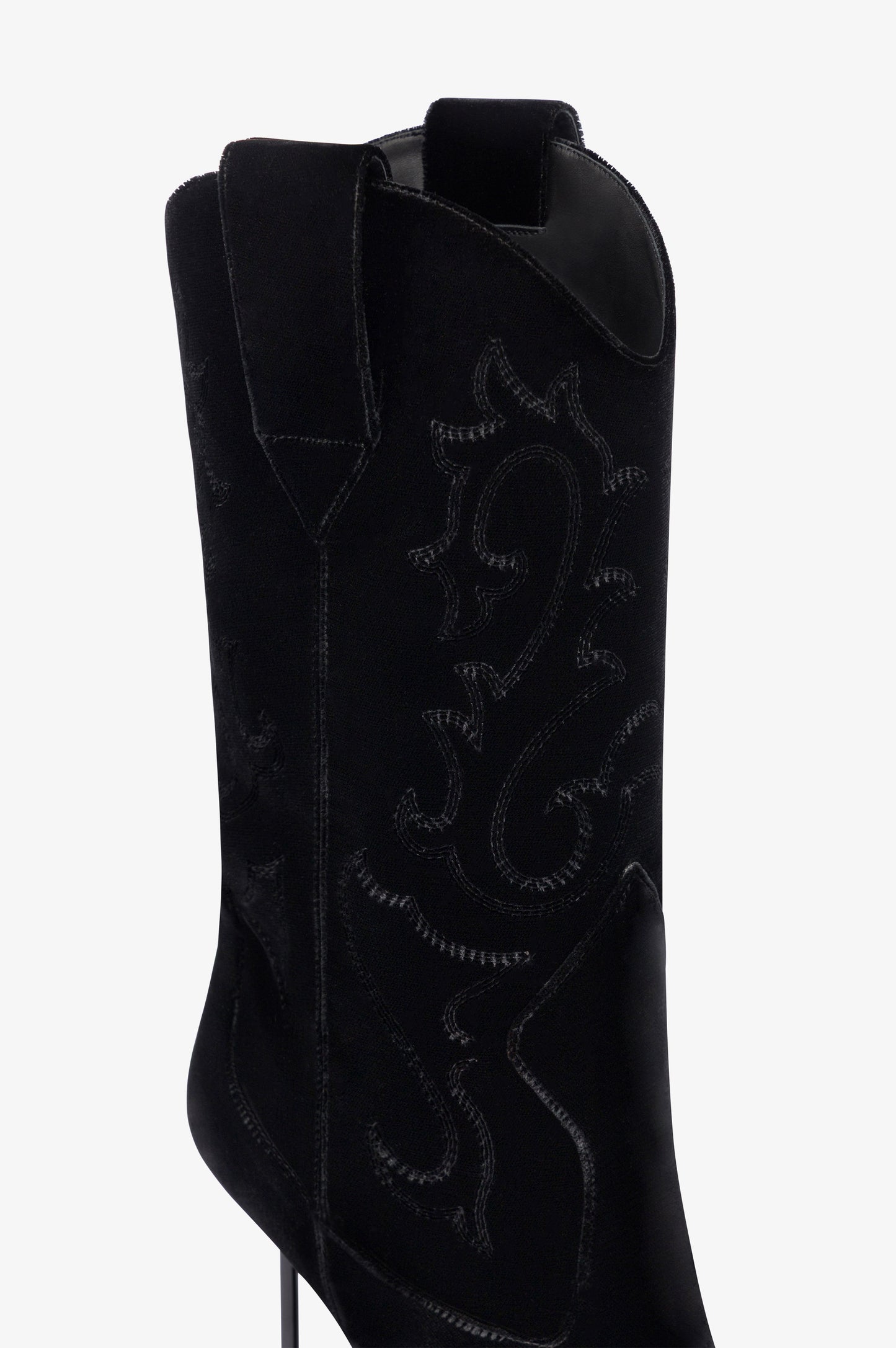 Boots in black velvet.