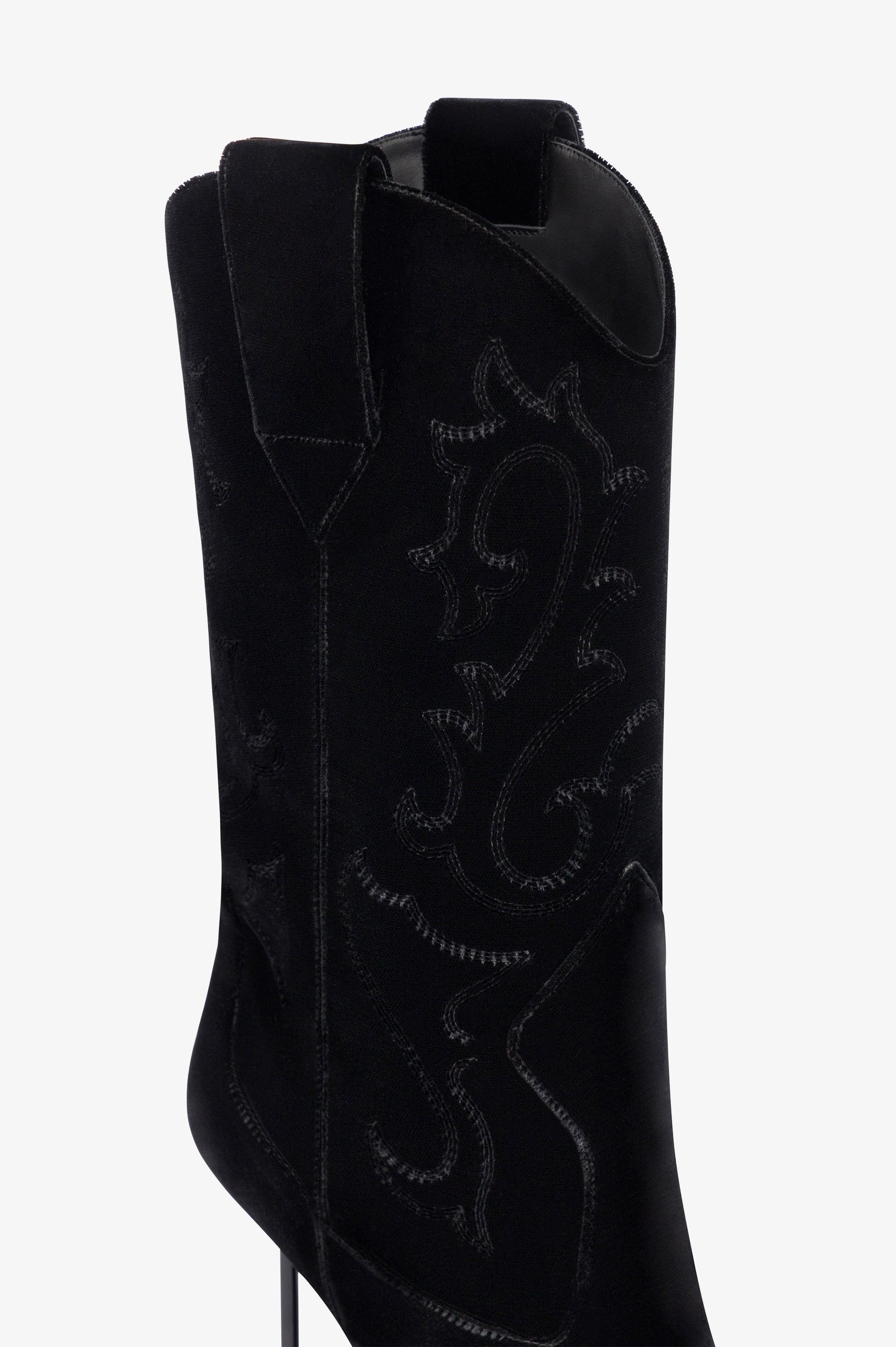 Boots in black velvet.