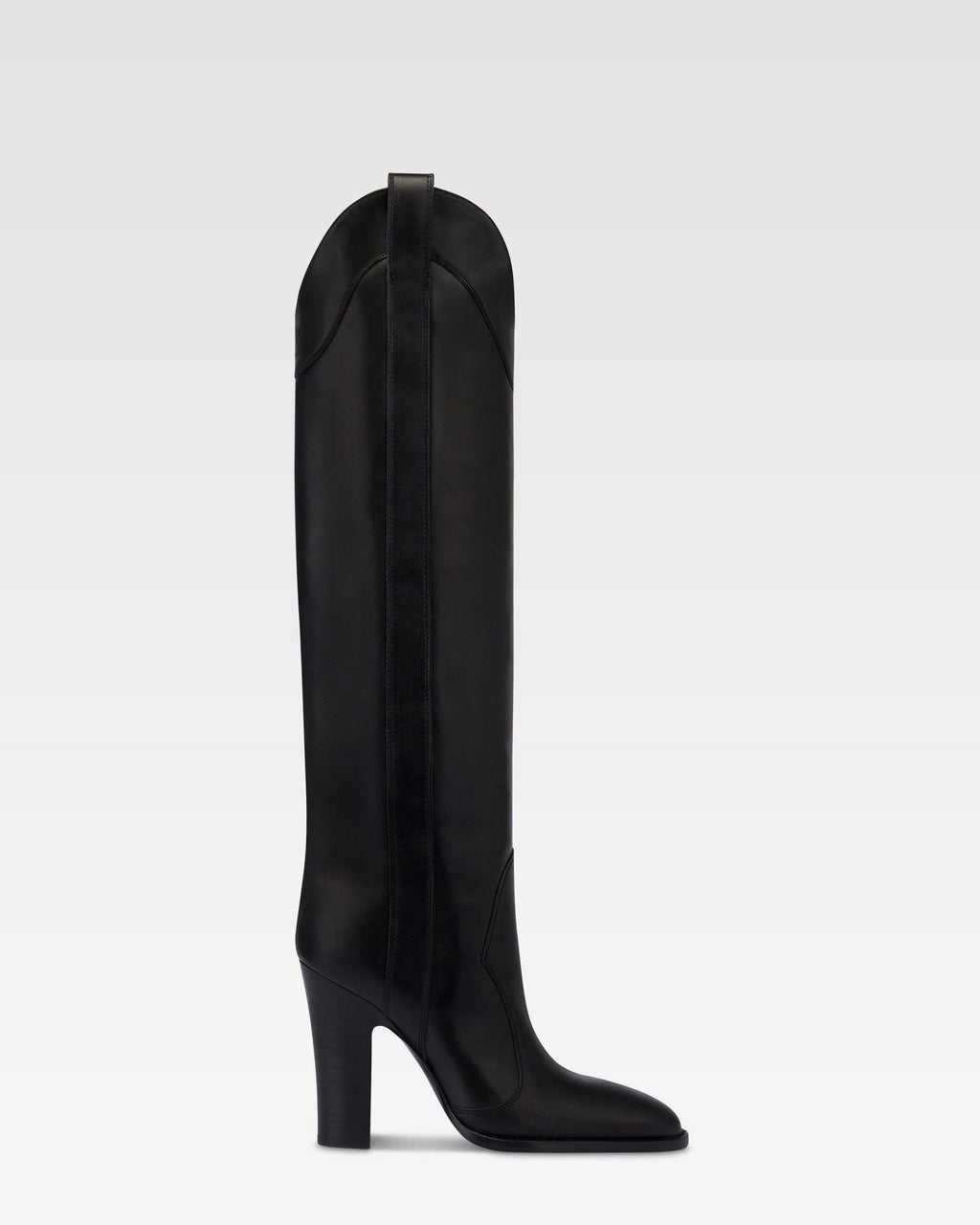Boots in black calf leather.