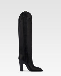 Boots in black calf leather.