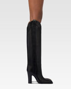 Boots in black calf leather.