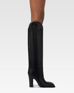 Boots in black calf leather.