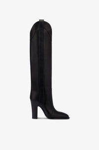 Botas de piel de becerro de color negro.