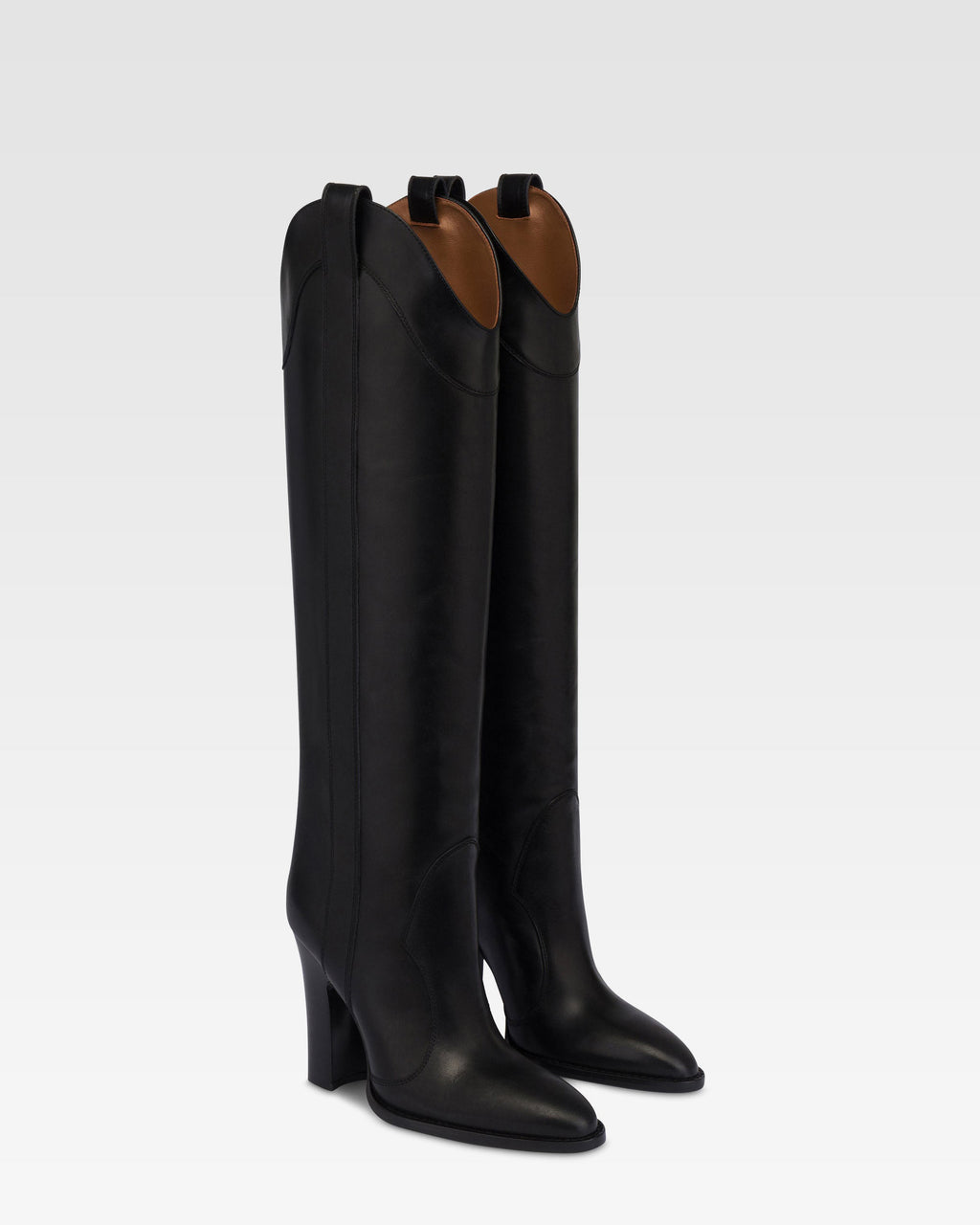 Boots in black calf leather.