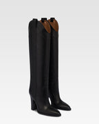 Boots in black calf leather.