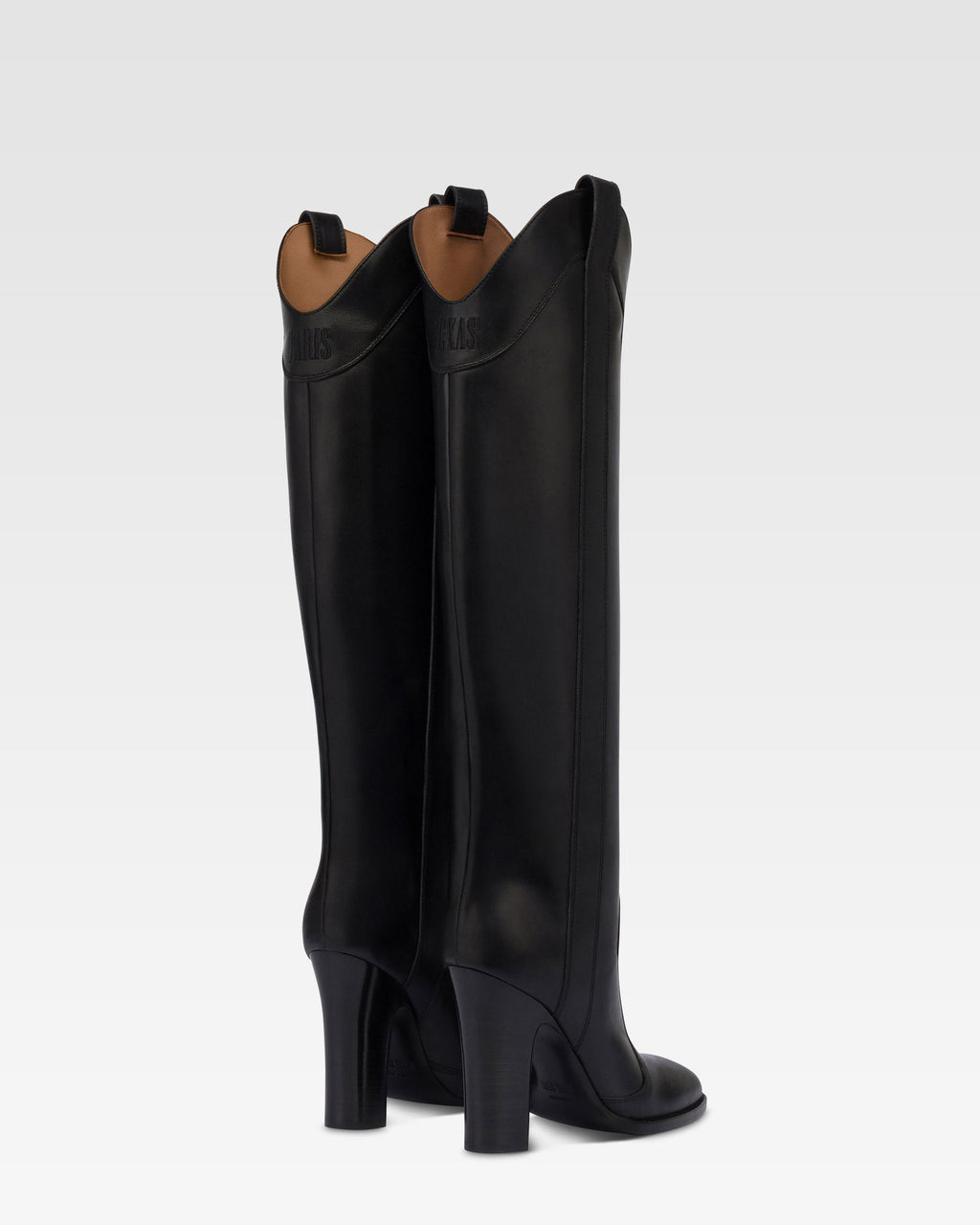 Boots in black calf leather.