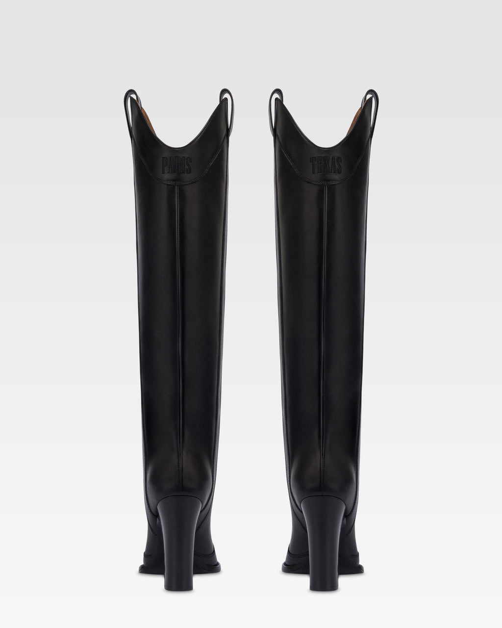 Boots in black calf leather.