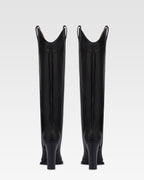 Boots in black calf leather.