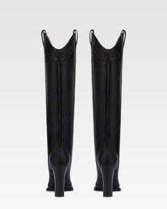 Boots in black calf leather.