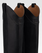 Boots in black calf leather.