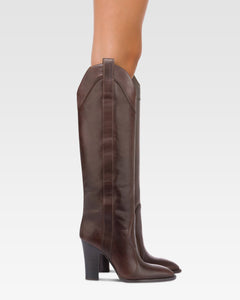 Boots in ebony calf leather.