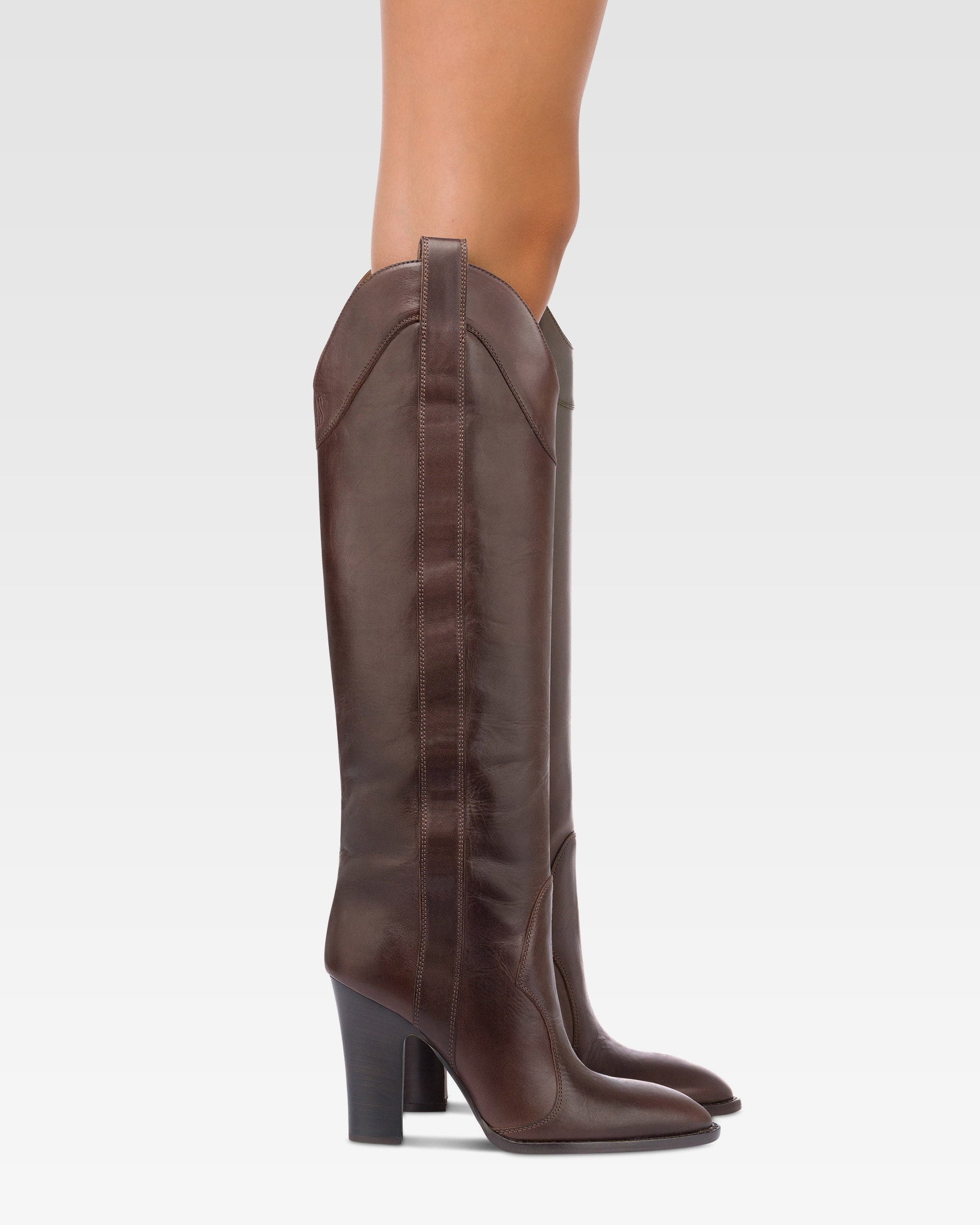 Boots in ebony calf leather.