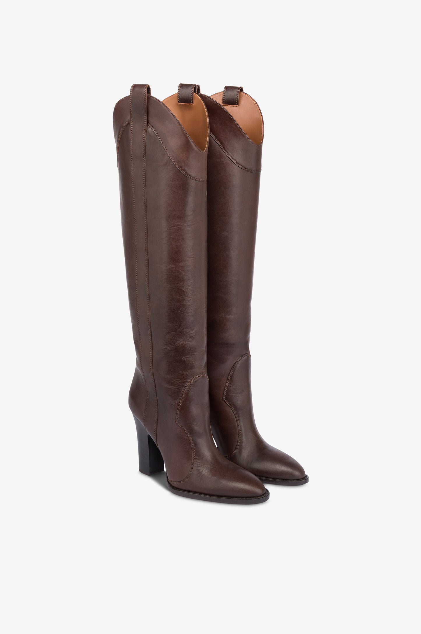 Botas de piel de becerro de color ebano.