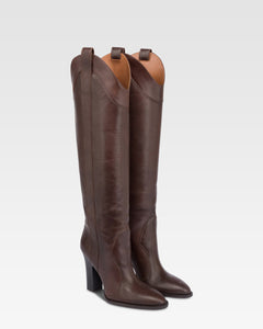 Boots in ebony calf leather.