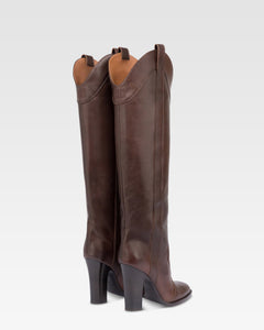 Boots in ebony calf leather.