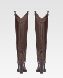 Boots in ebony calf leather.