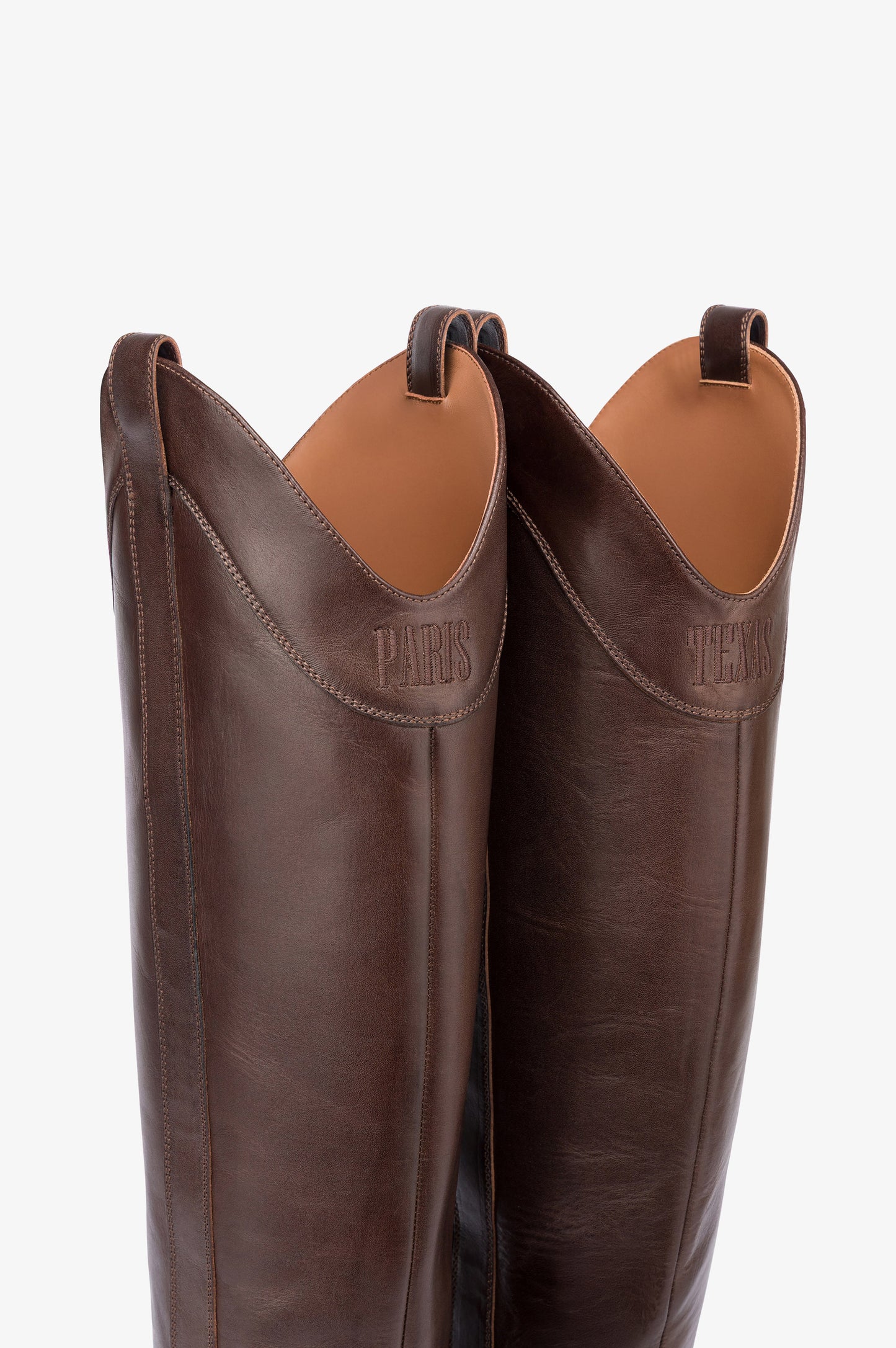 Botas de piel de becerro de color ebano.