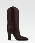 Botas de piel de becerro de color ebano.