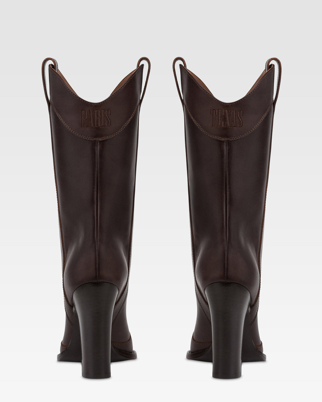 Botas de piel de becerro de color ebano.