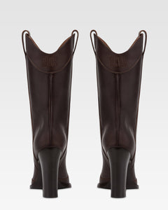 Botas de piel de becerro de color ebano.