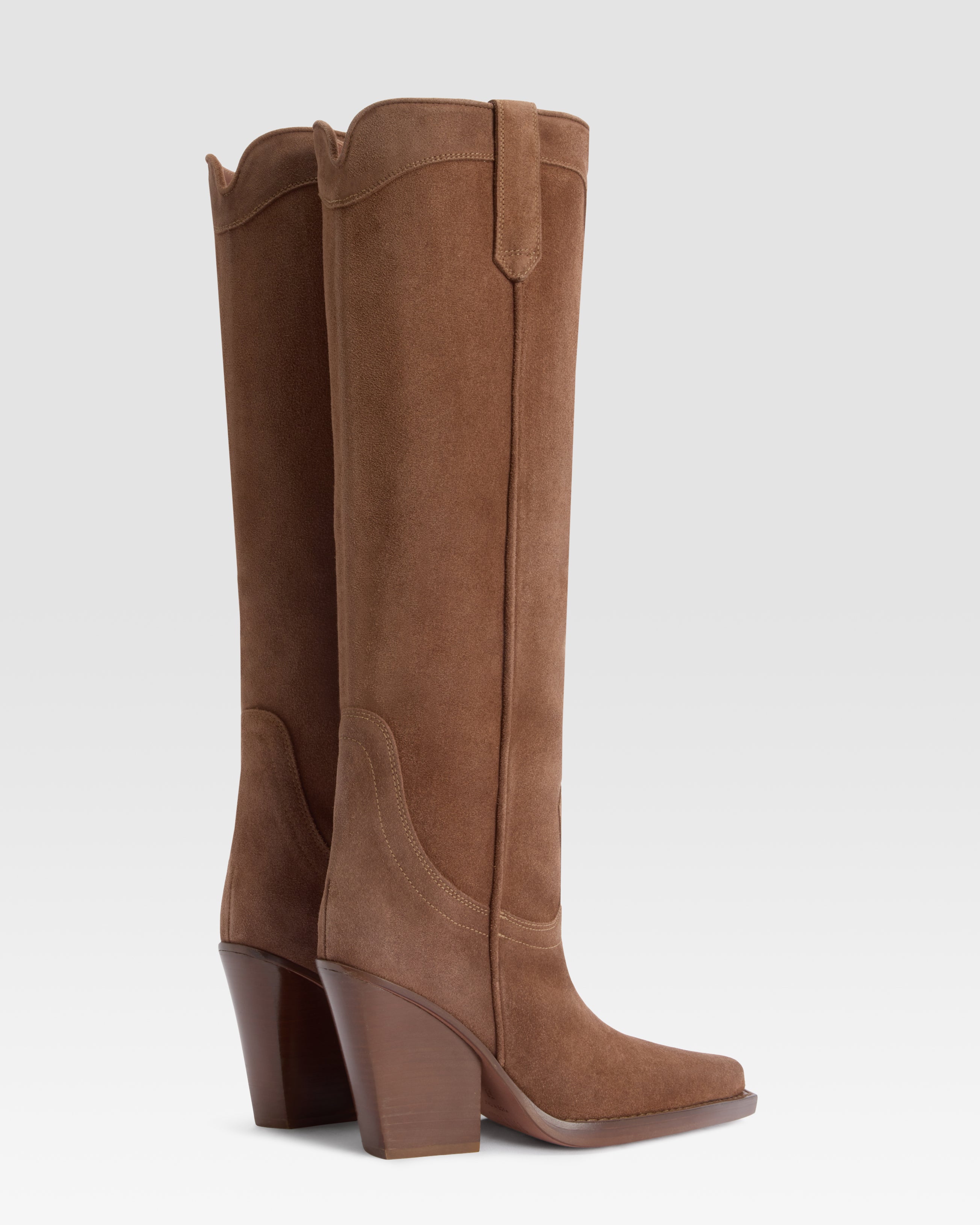 Boots in brown velour