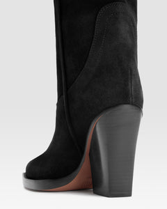 Boots in black velour