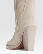 Boots in white velour