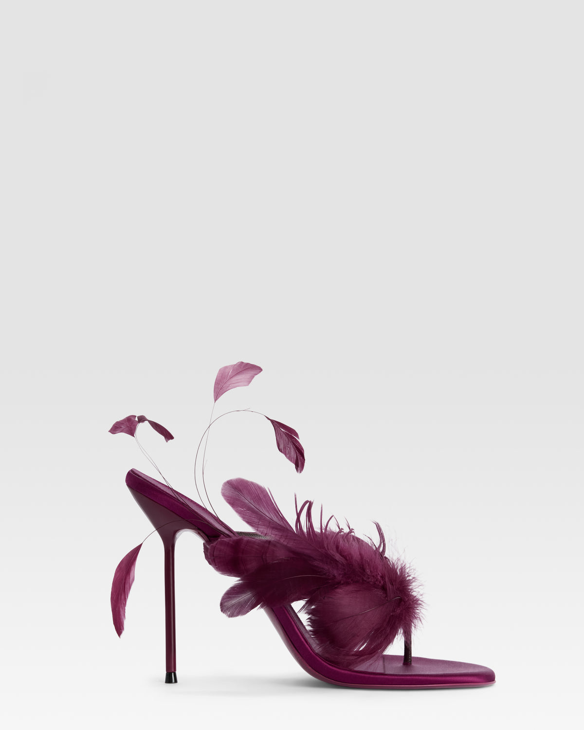 Mule de raso con plumas