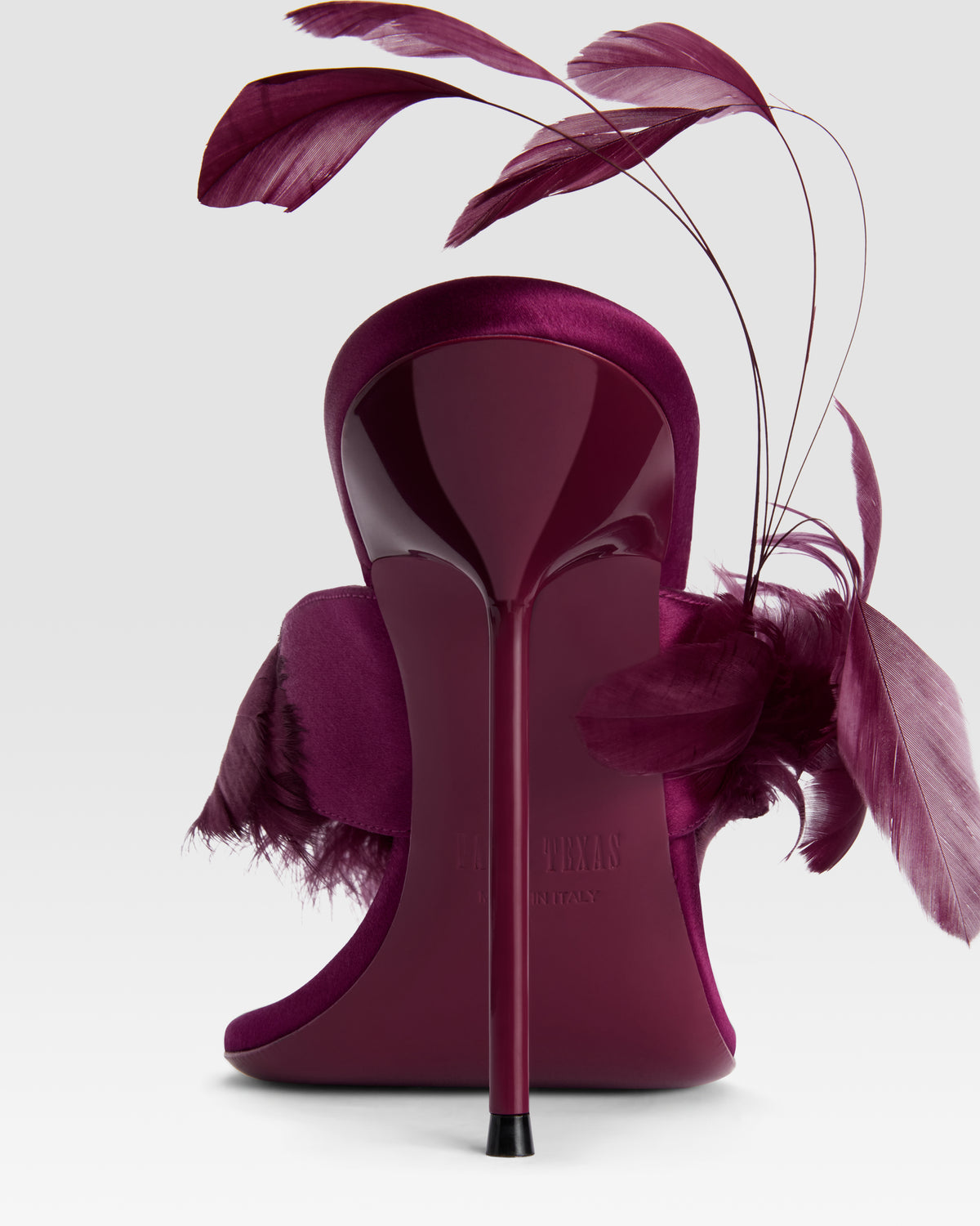 Mule de raso con plumas