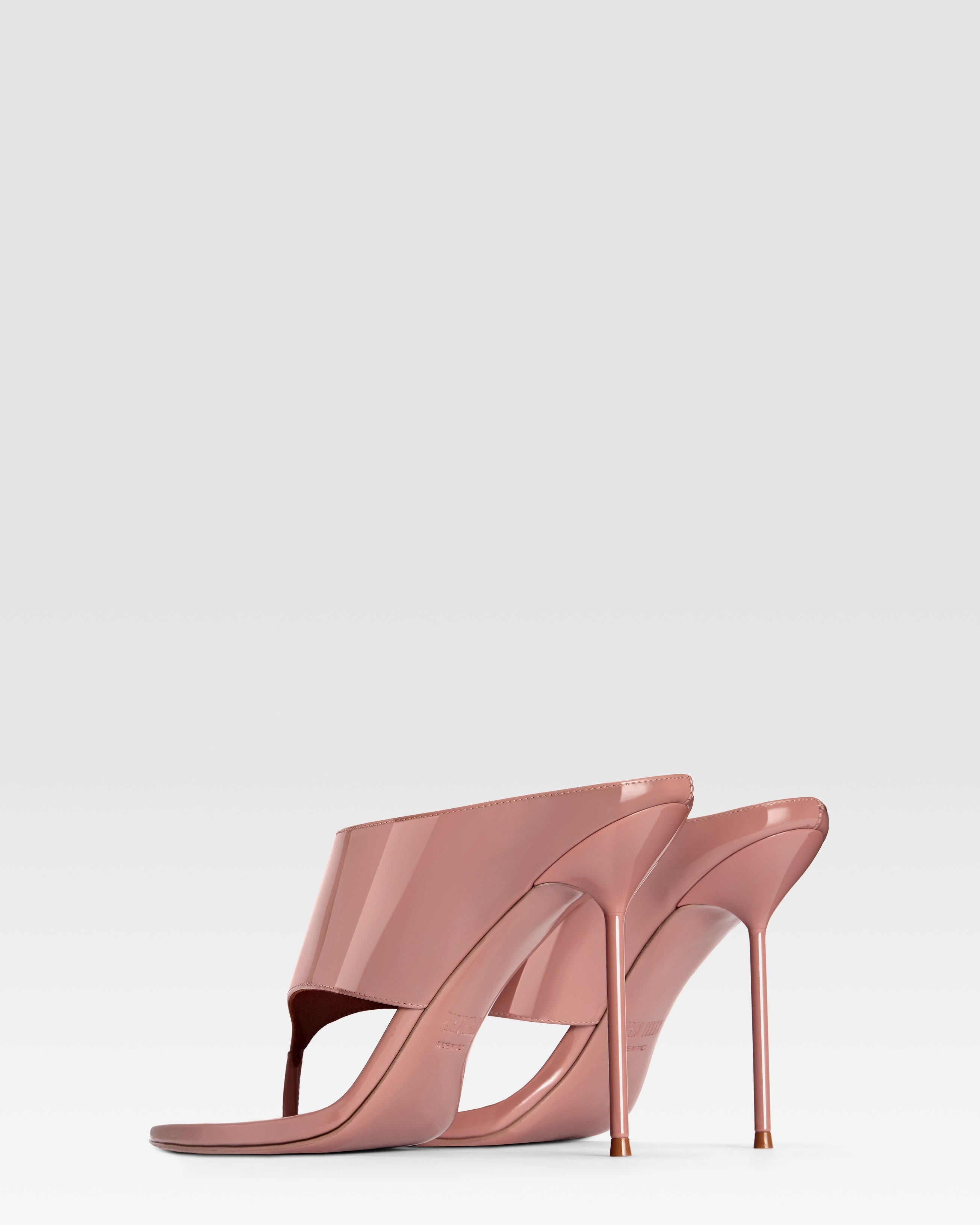 Thong mules in Texas rose patent leather