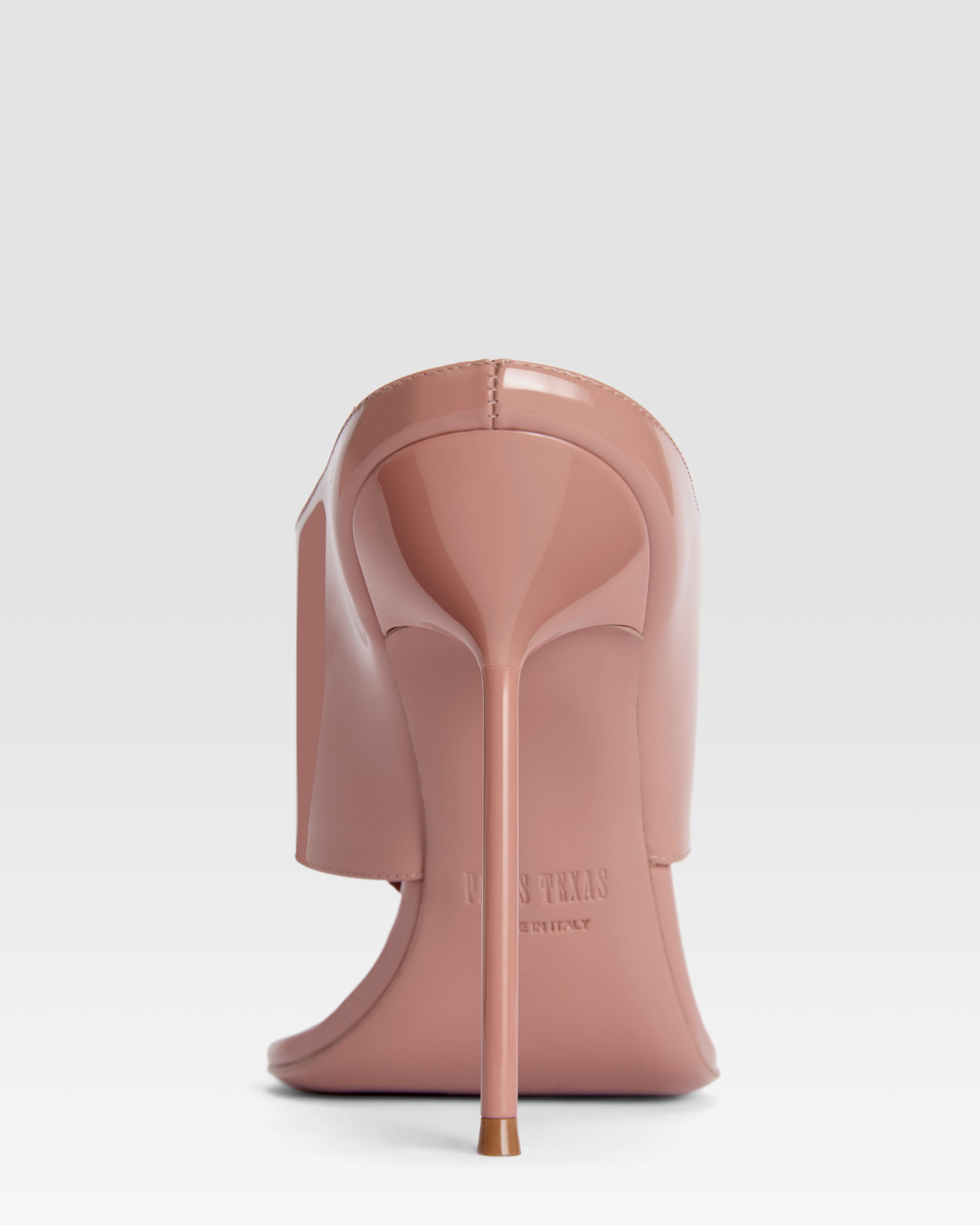 Thong mules in Texas rose patent leather