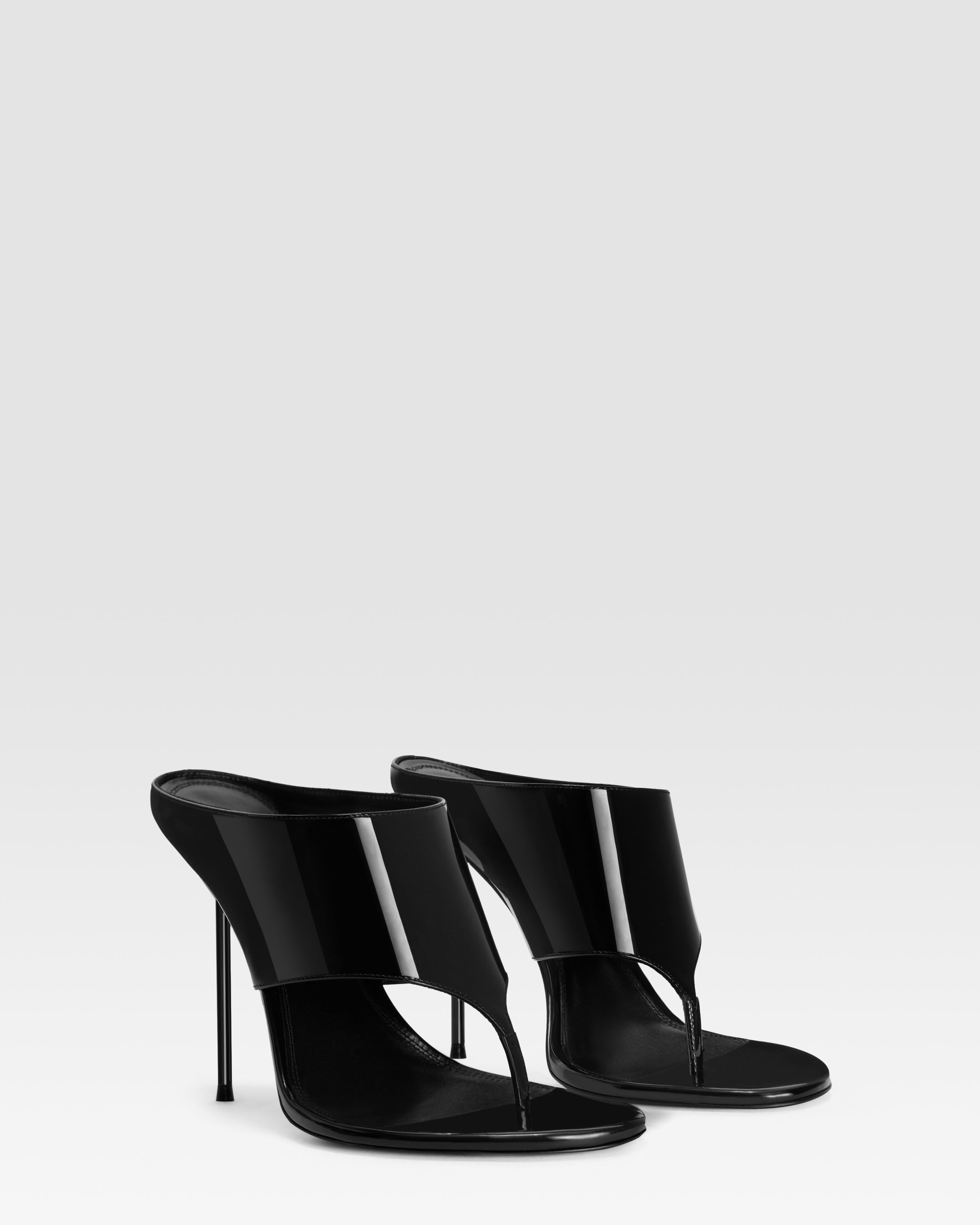 Thong mules in black patent leather